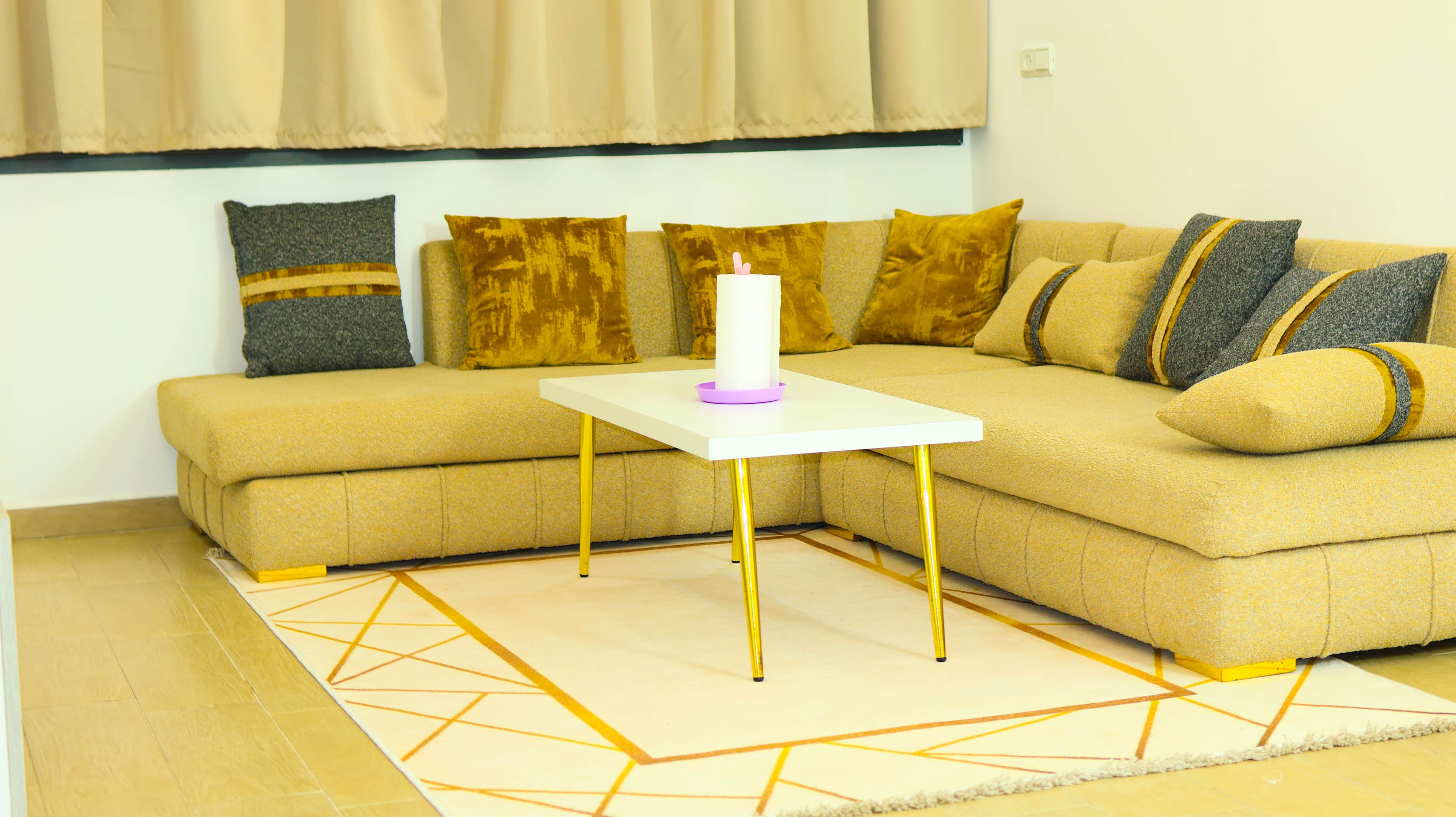 Appartement 1 — salon avec canapé et décor doré