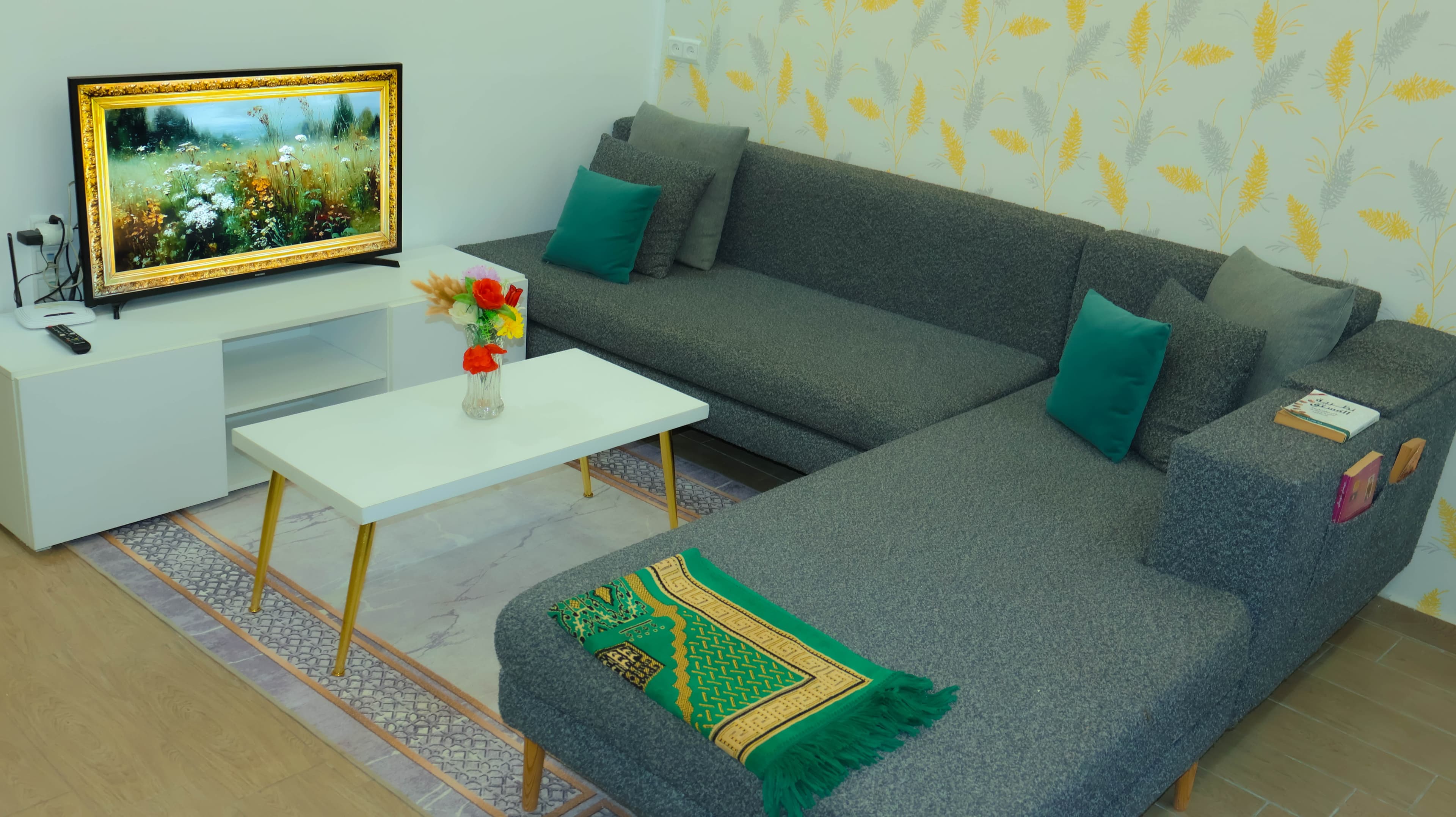 Appartement 3 — salon avec canapé et décor chaleureux