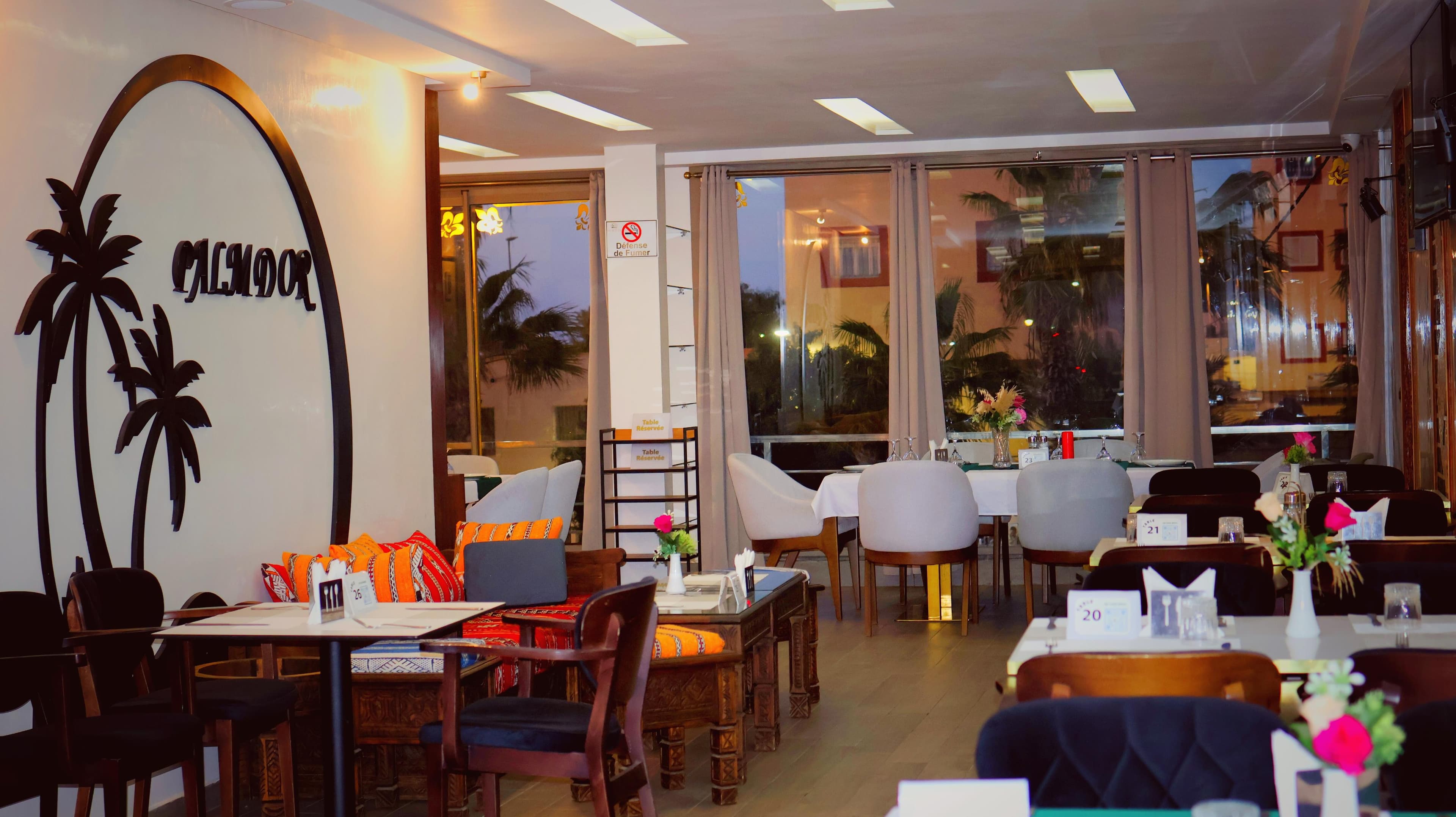 Salle du restaurant Palm d'Or Dakhla — enseigne PALMDOR