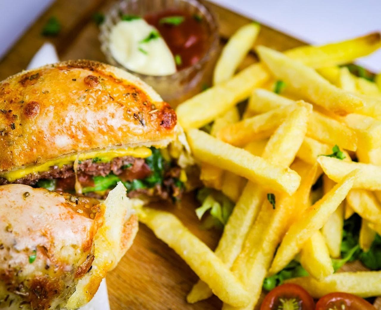 Burger maison et frites au restaurant Palm d'Or Dakhla
