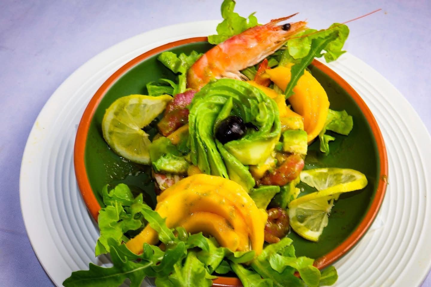 Salade fraîche crevettes avocat mangue au restaurant Palm d'Or Dakhla